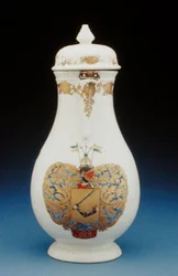 Kaffeekanne in Meißener Form mit den Wappen von Gustav Gabriel Loodh, Qianlong-Periode (1736-95)